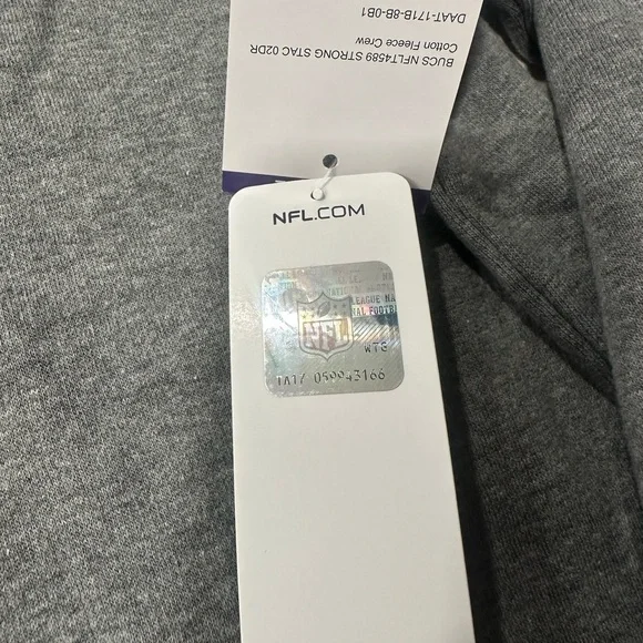 Tampa Bay Buccaneers Men’s Crewneck (2XL) Retails For $75 - Picture 7 of 10